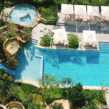 Mu Jiaoxi Hotel Exteriör bild The swimming pool at the hotel