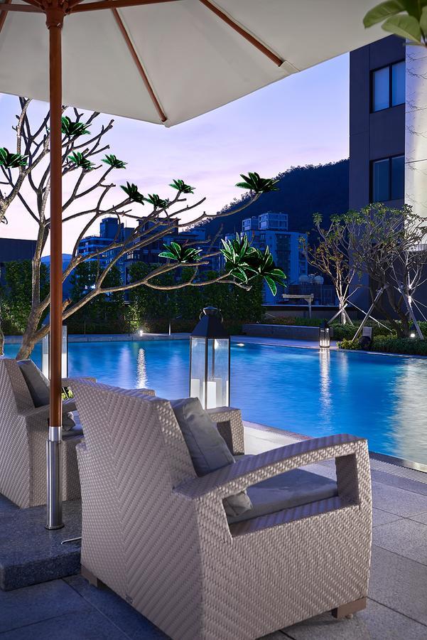 Mu Jiaoxi Hotel Exteriör bild The swimming pool at the hotel