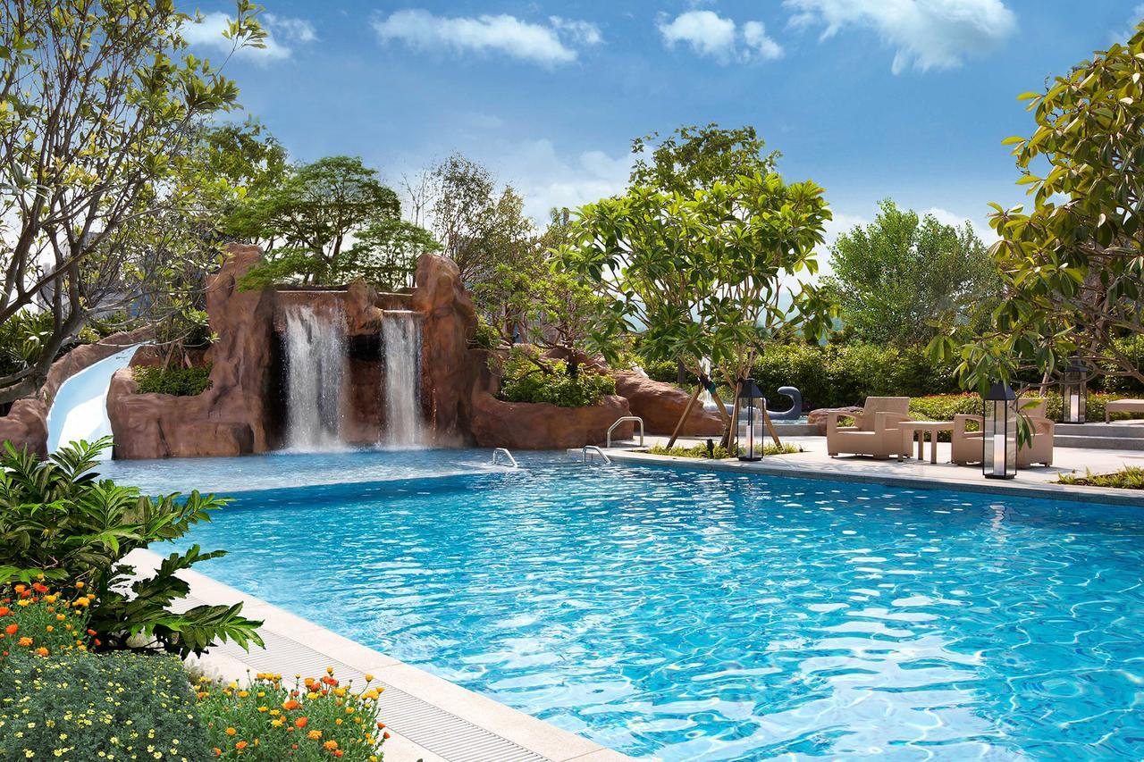 Mu Jiaoxi Hotel Exteriör bild The swimming pool at the resort