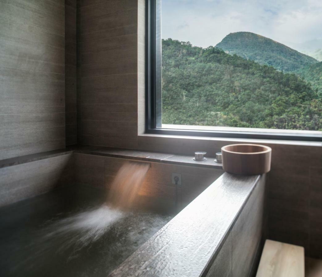 Mu Jiaoxi Hotel Exteriör bild A modern onsen bath