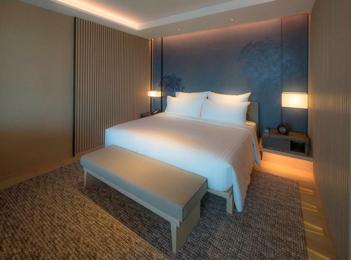 Mu Jiaoxi Hotel Exteriör bild A bedroom at the hotel